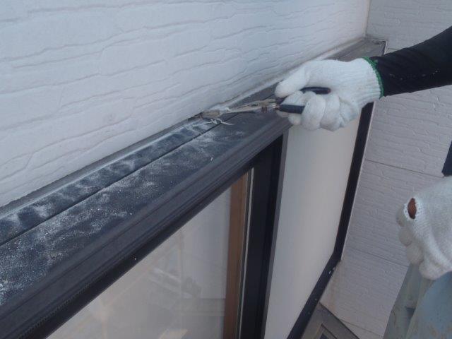 岸和田市三田町のサッシ周りの溝を刷毛で清掃