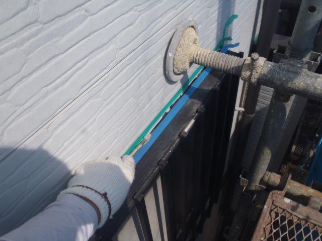 岸和田市三田町のサッシ回りにプライマー塗布