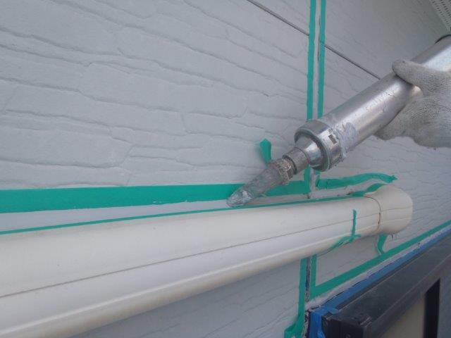 岸和田市三田町の配管カバーの上もシーリング打ち替え