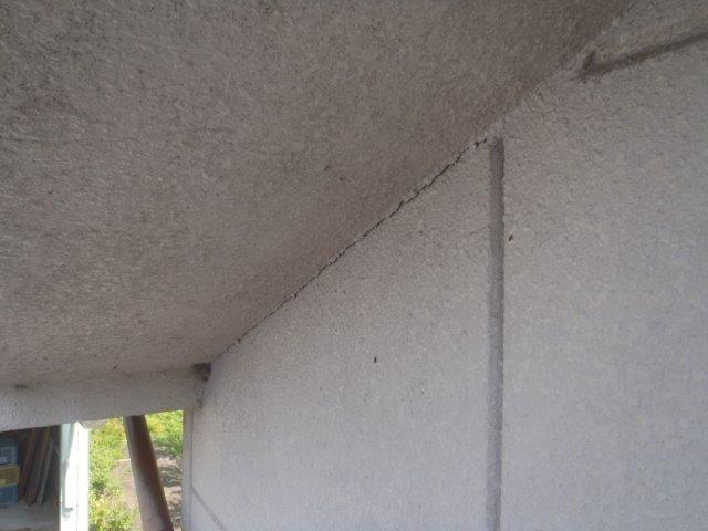 岸和田市大沢のケラバの取り合いにひび割れ