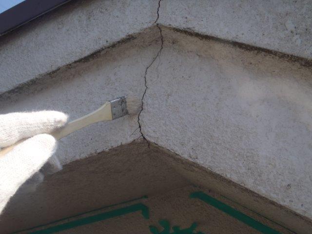 岸和田市大沢の割れた破風にプライマー塗布