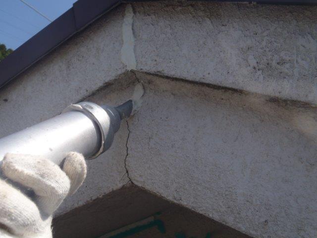 岸和田市大沢の破風にシーリング充填