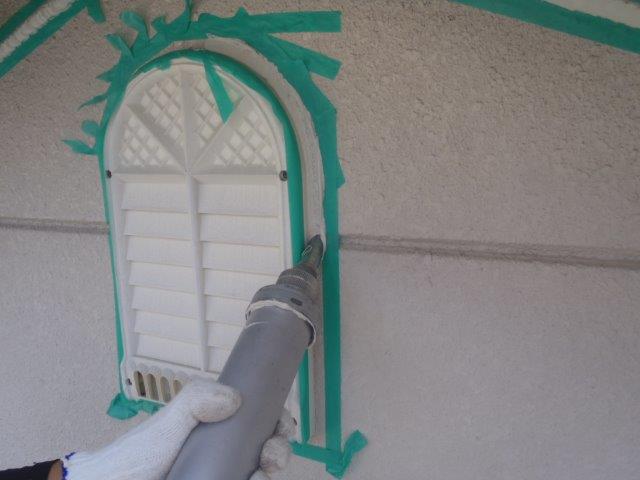 岸和田市大沢の換気口にシーリング充填