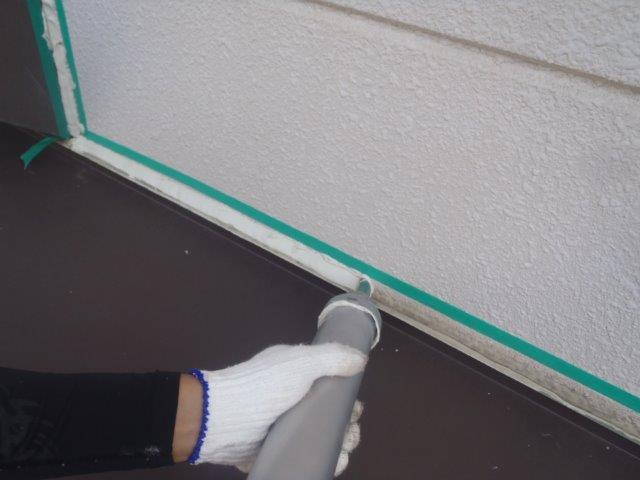 岸和田市大沢の庇の取り合いにシーリング充填