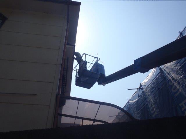 岸和田市大沢で高所作業車で雨漏り修理