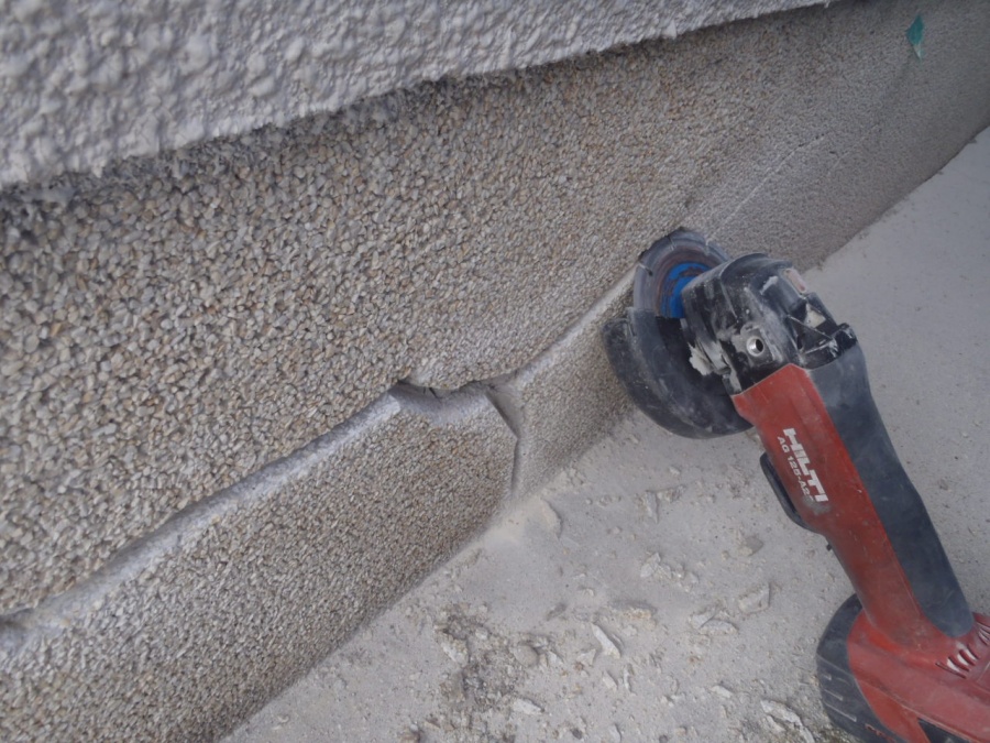 泉北郡忠岡町の基礎巾木のクラックカット中