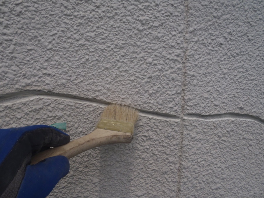 泉北郡忠岡町のクラックの溝を刷毛で掃除