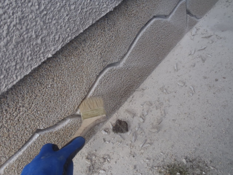 泉北郡忠岡町の基礎巾木の溝を刷毛で掃除