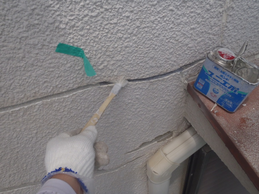 泉北郡忠岡町のクラックにプライマー塗布