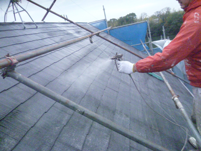 岸和田市下松町の屋根下塗り吹き付け