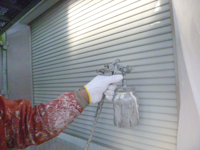 岸和田市下松町のシャッター吹付塗装