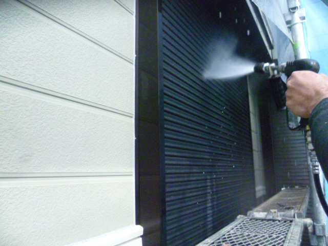 岸和田市包近町の雨戸洗浄中