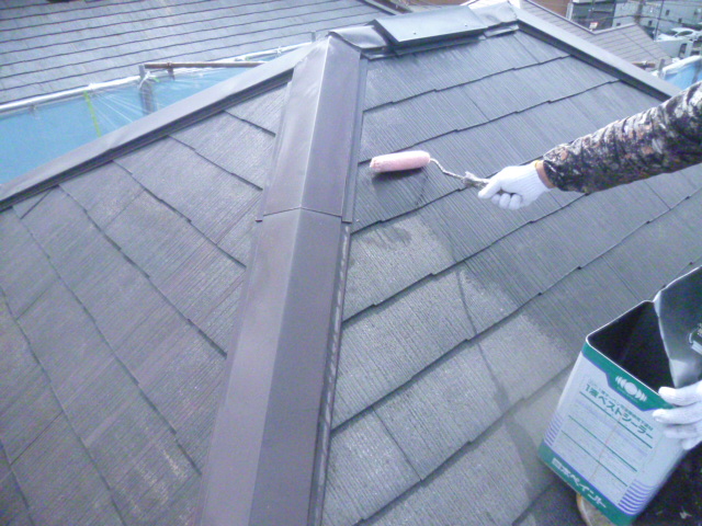 岸和田市包近町の屋根の下塗り