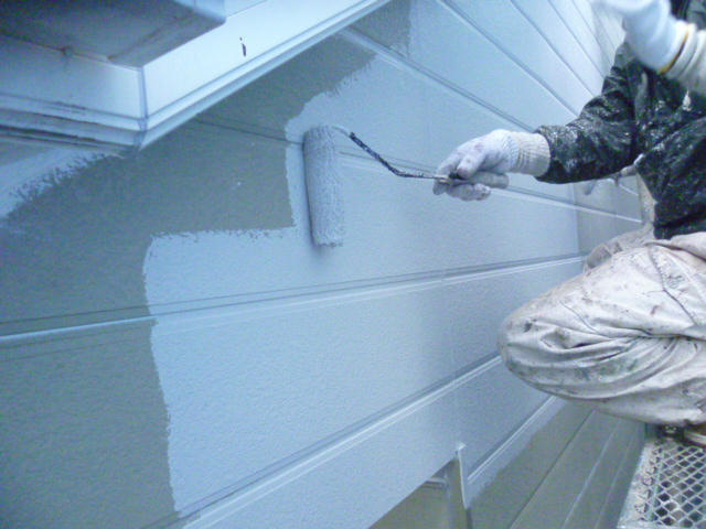 岸和田市包近町の外壁中塗り