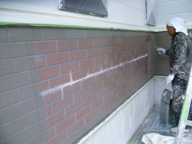 岸和田市包近町のタイル調の外壁中塗り