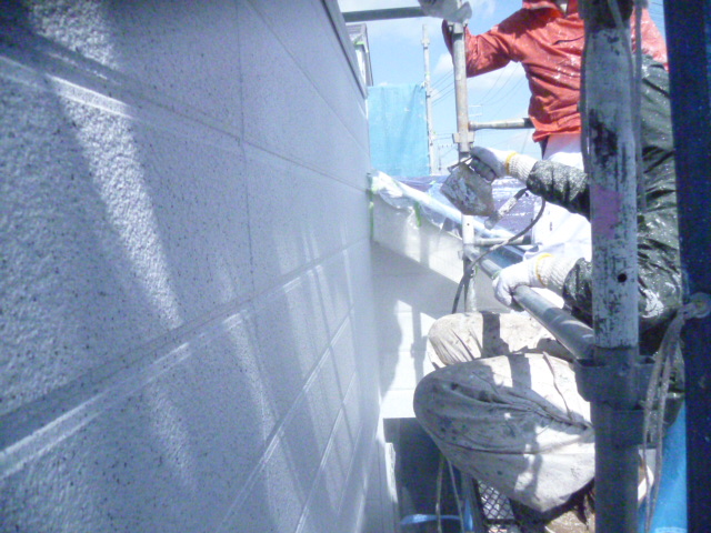 岸和田市包近町のアーバントーンで上塗り