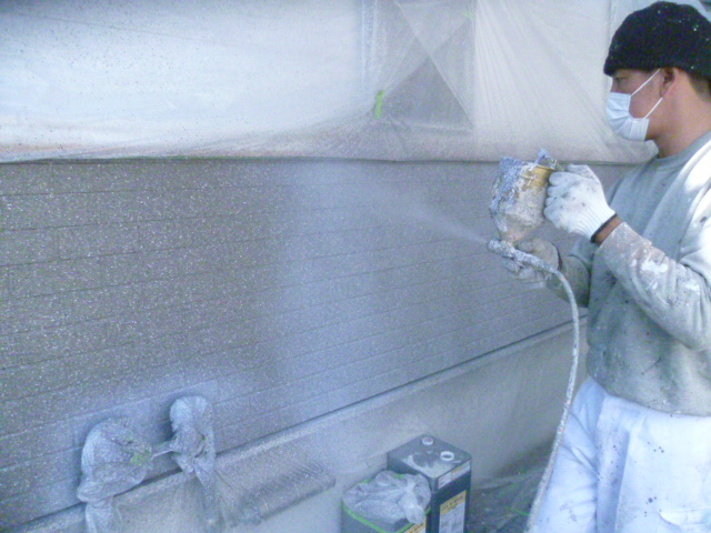 岸和田市包近町のタイル調の外壁部分をアーバントーンで塗装