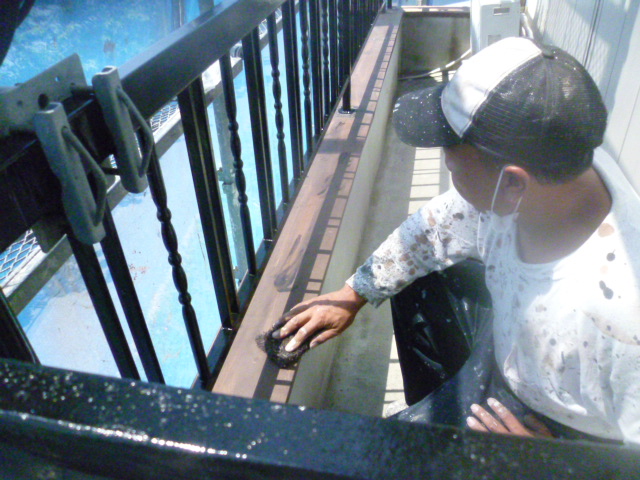 岸和田市土生町のベランダの錆落とし