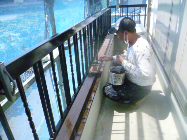 岸和田市土生町の鉄製のベランダのサビ止め塗料塗布