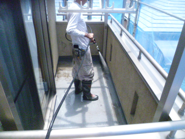 岸和田市西之内町のベランダもきれいに洗浄
