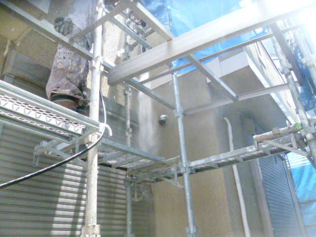 岸和田市西之内町の雨戸も洗浄します！