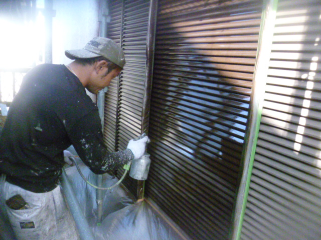 和泉市の雨戸を吹き付け塗装