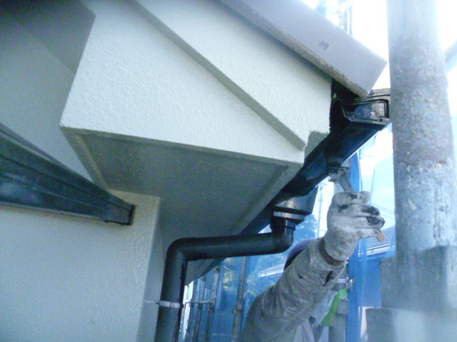 泉南郡岬町の雨樋塗装中