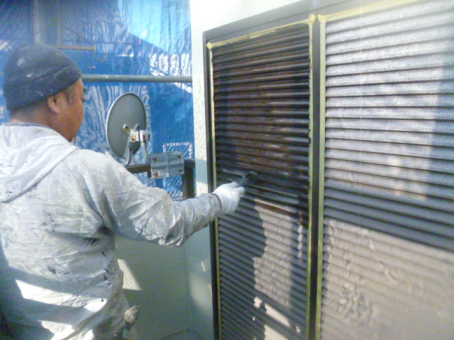 泉南郡岬町の雨戸塗装中