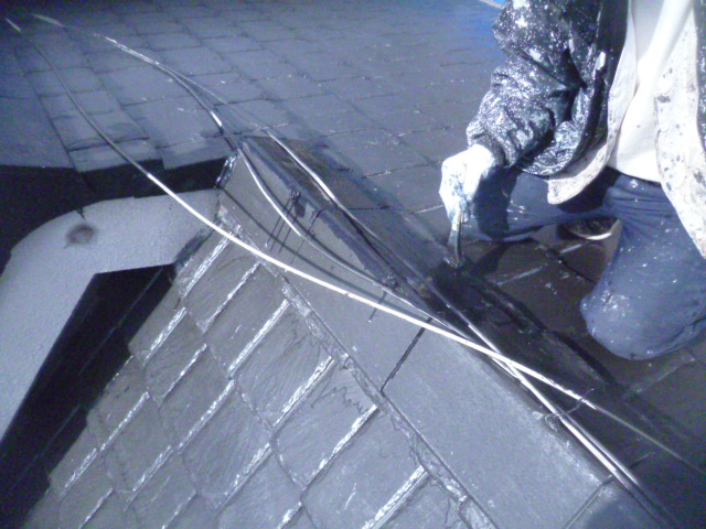 貝塚市の棟瓦を刷毛で塗装