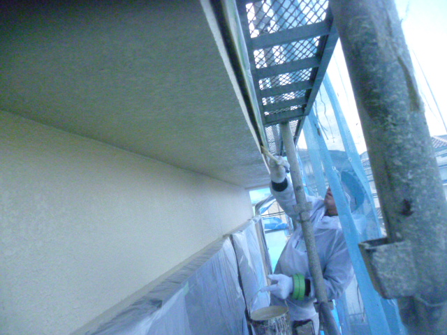 貝塚市の板金との取り合いを刷毛で塗装