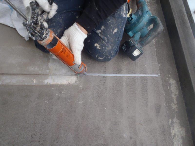 岸和田市天神山町のベランダの目地にコーキング充填