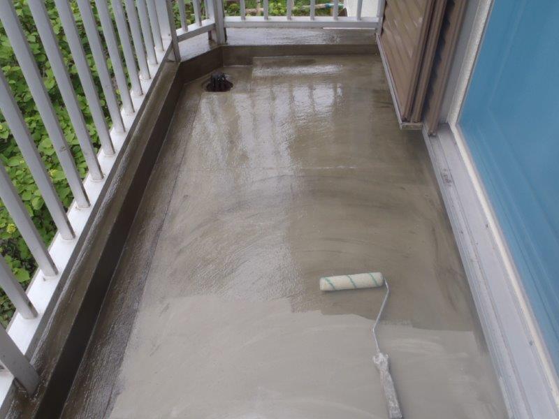 岸和田市天神山町のベランダにプライマー塗布