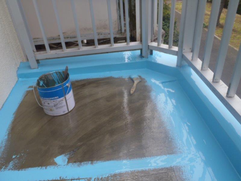 岸和田市天神山町のベランダにウレタン塗膜防水塗布