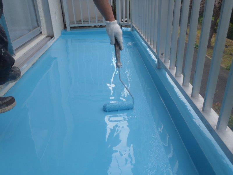 岸和田市天神山町のベランダにウレタン防水二回目塗布