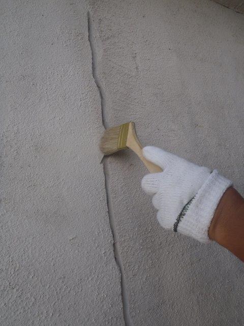 岸和田市の倉庫のクラック面を清掃