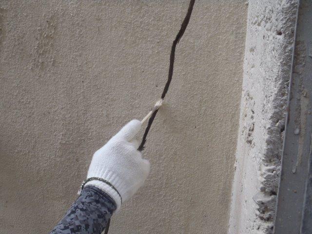 岸和田市の倉庫のクラック面にプライマー塗布