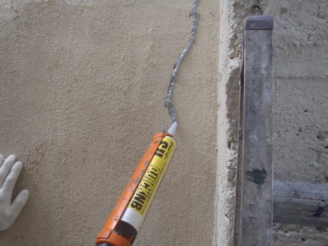 岸和田市の倉庫のクラック面にシーリング充填