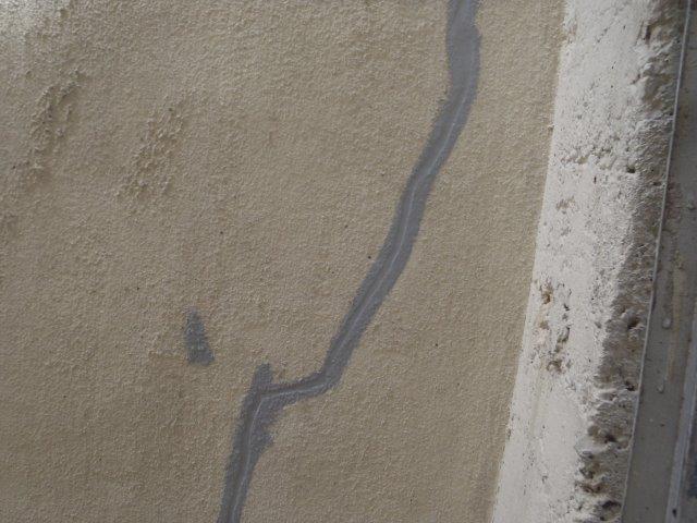 岸和田市の倉庫のクラック面に樹脂モルタル充填