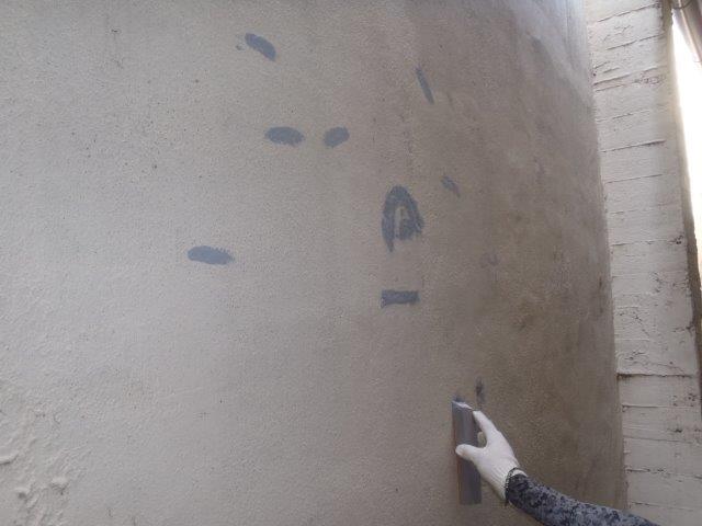 岸和田市の倉庫のクラック面に樹脂モルタル充填