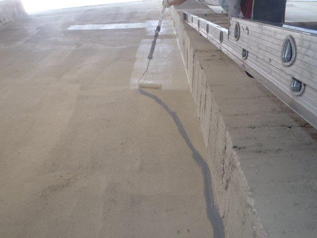 岸和田市の倉庫のクラック補修箇所を下塗り