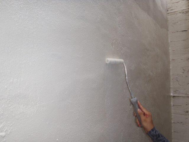 岸和田市の倉庫のクラック補修箇所を上塗り