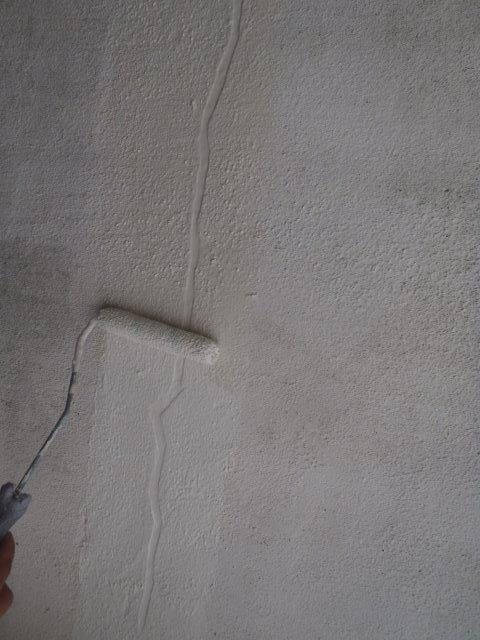 岸和田市の倉庫のクラック補修箇所を中塗り