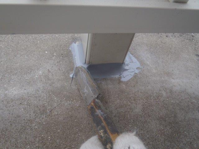 岸和田市池尻町のベランダの手すりの支柱取り付け部にシーリング充填