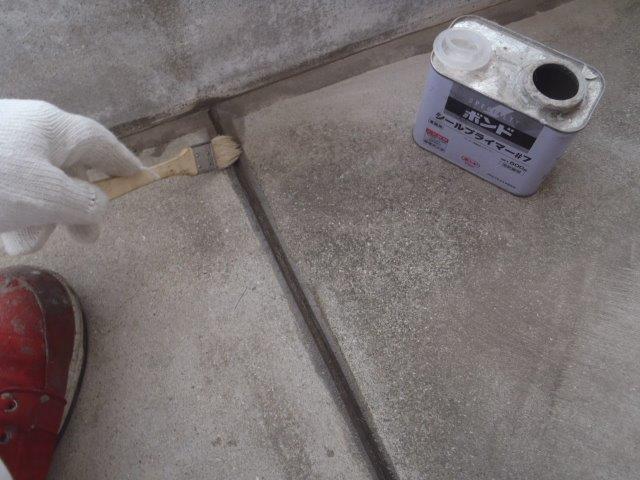 岸和田市池尻町のベランダの目地にプライマー塗布