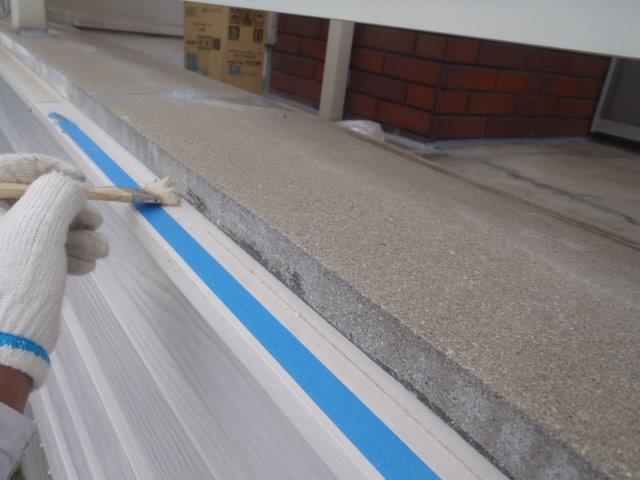 岸和田市池尻町のベランダと外壁の取り合いにプライマー塗布
