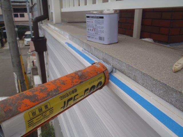 岸和田市池尻町のベランダと外壁の取り合いにシーリング充填