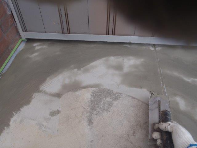 岸和田市池尻町のベランダにカチオンクリート施工