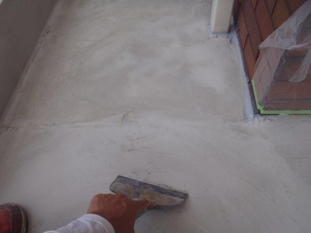 岸和田市池尻町のベランダにカチオンクリート施工