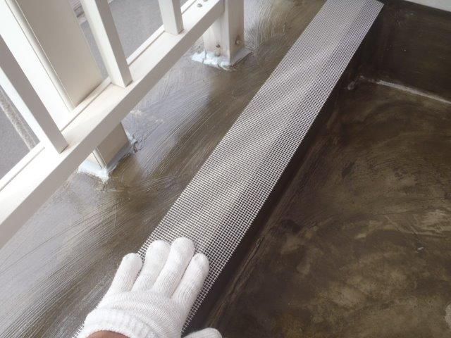 岸和田市池尻町のベランダのコーナーにジョイントテープ施工