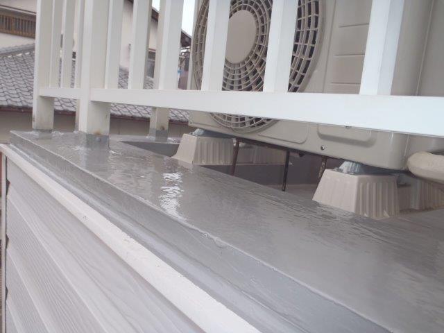 岸和田市池尻町のベランダの立ち上がりにトップコート塗布